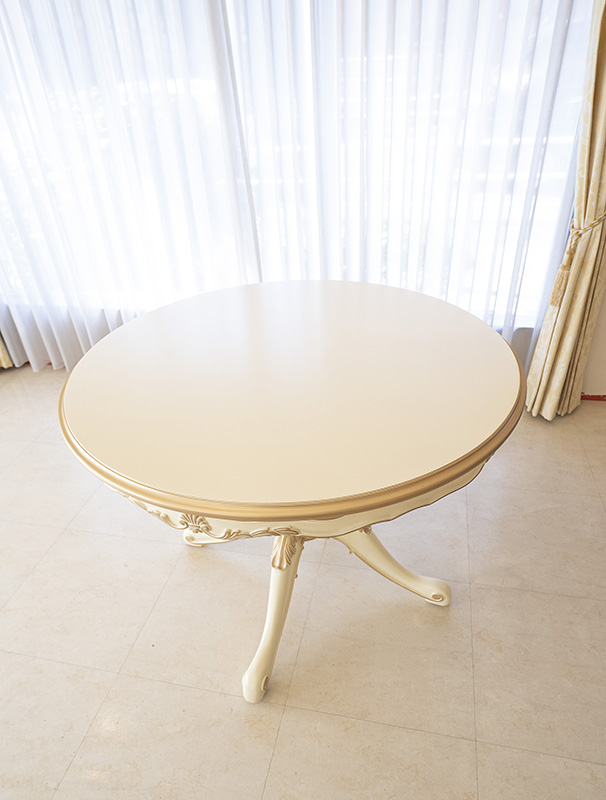 お買い得安い送料無料 ロココ調 ラウンドテーブル Ｍサイズ ホワイト 丸テーブル 直径約110cm センターテーブル ダイニングテーブル アンティーク調 木材